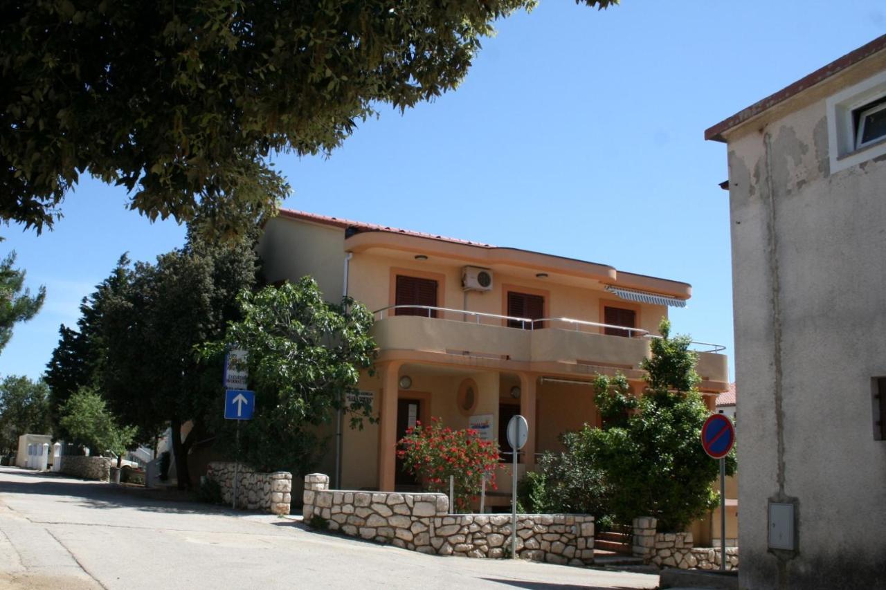 Apartments By The Sea Mandre, Pag - 4095 Kolan Extérieur photo